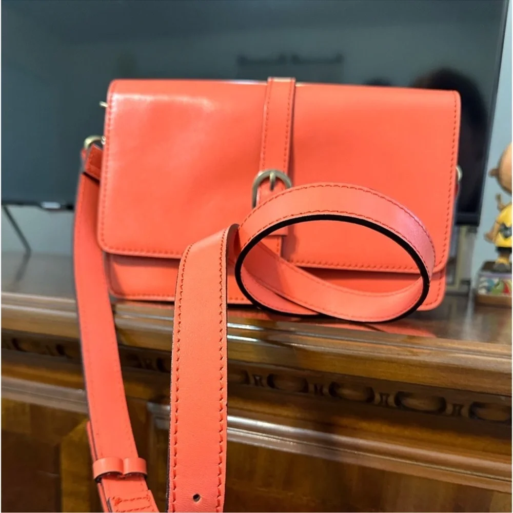 Patricia Nash Coral Beautiful Leather Crossbody Bag.
Patricia Nash. - Picture 2 of 7